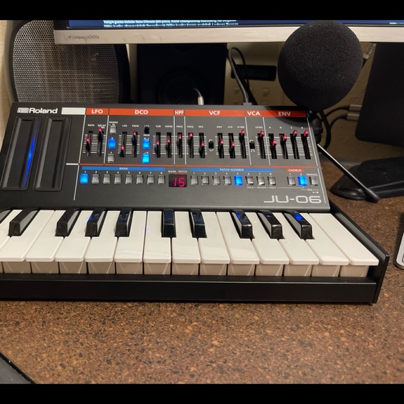 Roland JU-06 Boutique Series Synthesizer Module w/K-25m Keyboard - Picture 2 of 6